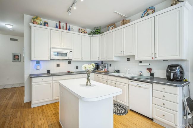 19_38049_Lantern_Hill_Ct_Farmington_Hills_MI_48331_USA-Kitchen-194376_SEP-07.jpg | Image 18