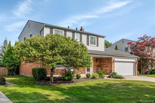 21600 Eastbrook Court, Grosse Pointe Woods, MI, 48236 | Card Image