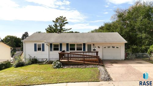 1305 S Point Dr Drive, Sioux Falls, SD, 57103-3435 | Card Image