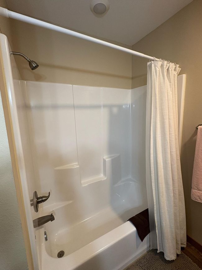Full Shower/Bath surround | Image 14