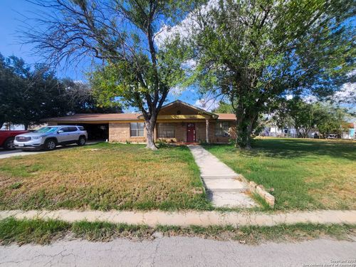 211 E Alamo St, Carrizo Springs, TX, 78834-3315 | Card Image