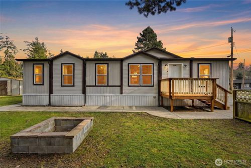 570 Ocean View Dr, Oak Harbor, WA, 98277-9577 | Card Image