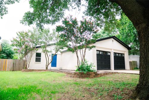 808 Hollow Creek Rd, Burleson, TX, 76028-6235 | Card Image