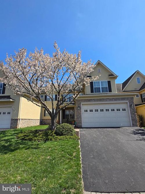 562 Farmdale Cir, BLUE BELL, PA, 19422-1369 | Card Image