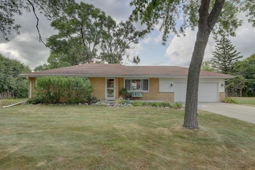 15728 W Robin Rd, New Berlin, WI, 53151-1558 | Card Image