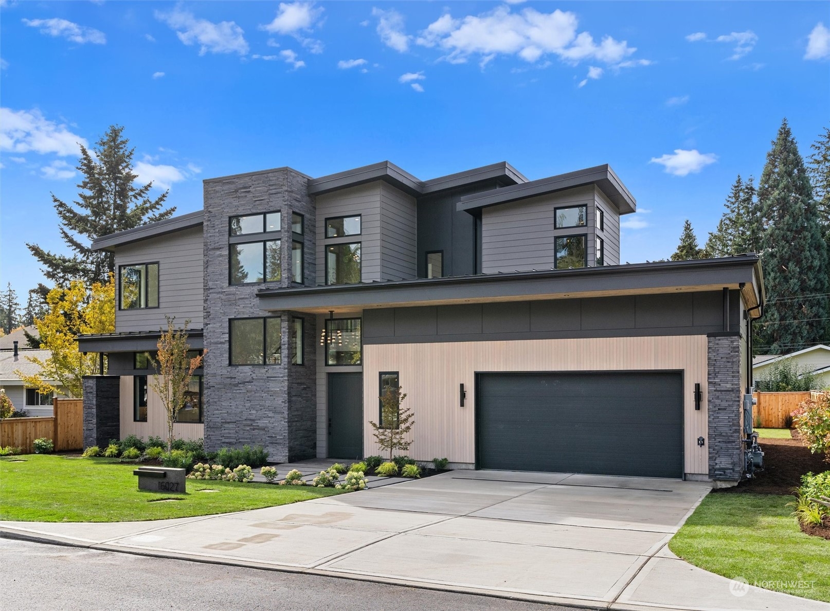 16027 Se 8th Street, For Sale in Bellevue Zoocasa