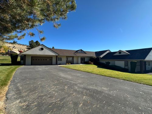 9221 St Andrews Cir, Klamath Falls, OR, 97603-8957 | Card Image