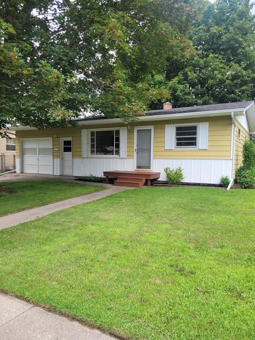 1814 10th Ave N, Moorhead, MN, 56560-1810 | Card Image