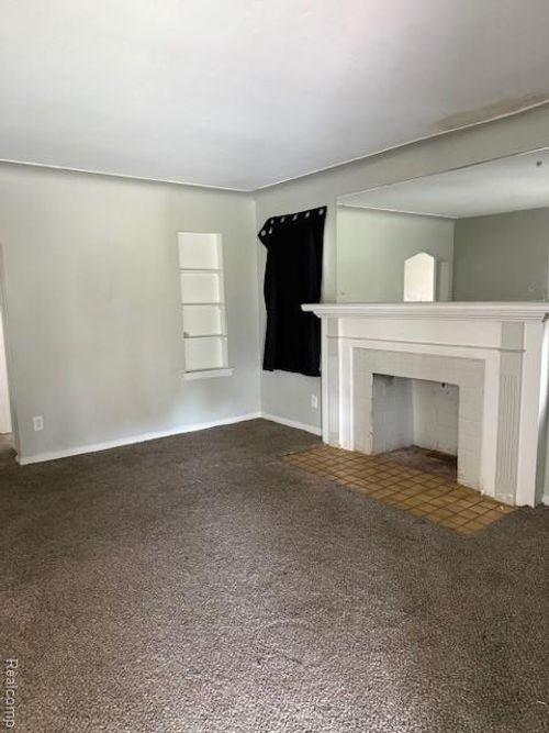 9394 Sorrento St, Detroit, MI, 48228-2676 | Card Image