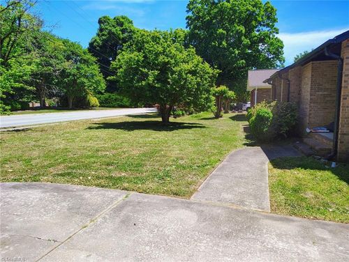 704 Meadowood St, Greensboro, NC, 27409-2816 | Card Image