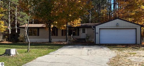 2823 Ironwood Dr E, Traverse City, MI, 49685-8732 | Card Image