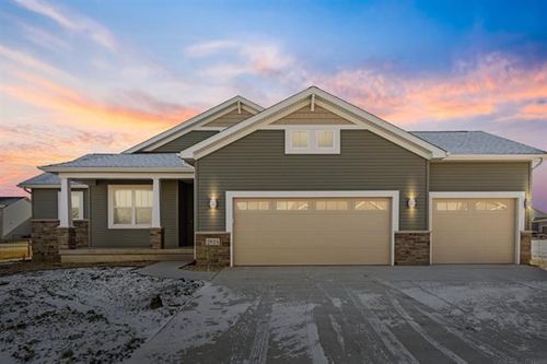 2825 Autumn Woods Dr, Cedar Falls, IA, 50613-2397 | Card Image