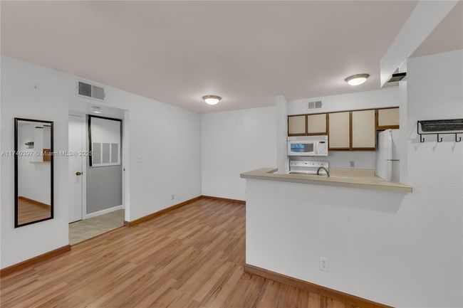 APT-1103 - 2736 University Dr, Condo with 1 bedrooms, 1 bathrooms and null parking in Davie FL | Image 5
