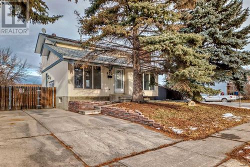 652 Queensland Dr Se, Calgary, AB, T2J4G7 | Card Image