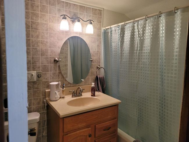 upstairs full bath | Image 17