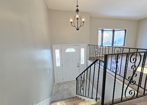 19 University Dr, Ronkonkoma, NY, 11779-1904 | Card Image