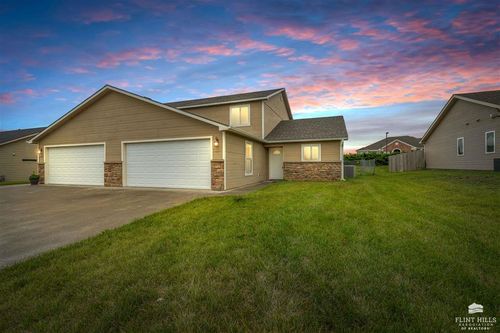 424 Highland Grove Dr, Manhattan, KS, 66503-8868 | Card Image