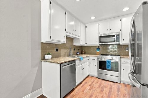 2f-140 Walnut Ave, San Diego, CA, 92103-4847 | Card Image