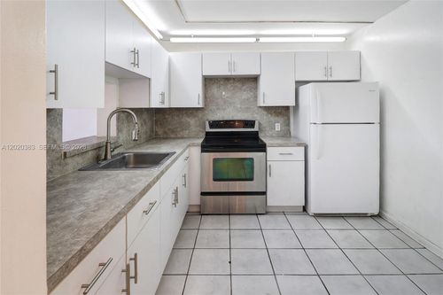 c403-11905 Ne 2nd Ave, North Miami, FL, 33161-6172 | Card Image