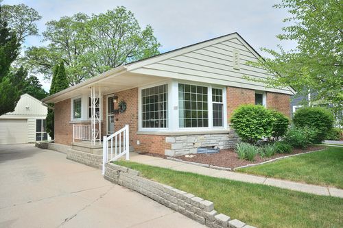 122 N Maple Ter, Oconomowoc, WI, 53066-2609 | Card Image