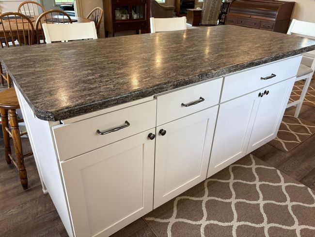 Large Center Island with outlets | Image 26