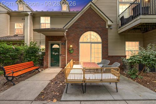 7820 Marie Dr, Shelby Twp, MI, 48316-5372 | Card Image