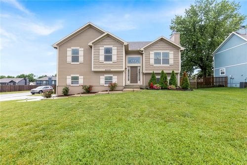 20335 W 220th Ter, Spring Hill, KS, 66083-4081 | Card Image