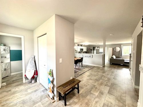 927 Village Dr, Davison, MI, 48423-1051 | Card Image