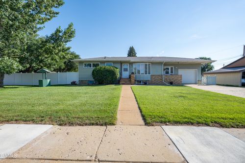 469 Custer St, Dickinson, ND, 58601-4586 | Card Image