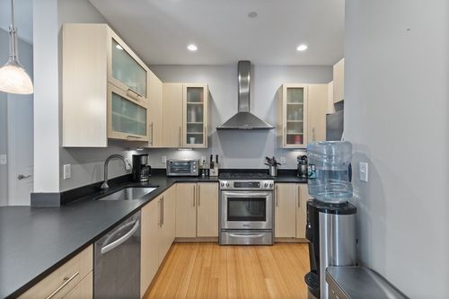 15-152 Old Colony Ave, Boston, MA, 02127-2451 | Card Image