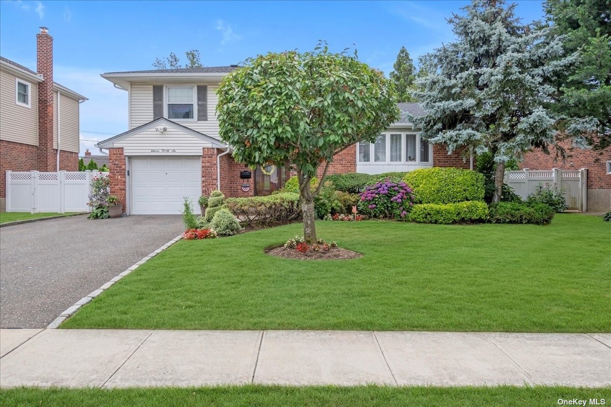 Roxbury Dr, Westbury, NY 11590