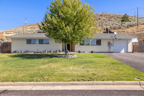 10047 Westbrook Dr, Klamath Falls, OR, 97603-9807 | Card Image