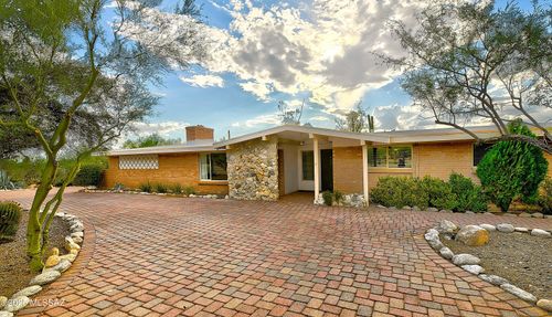6501 N Calle De Estevan, Tucson, AZ, 85718-1952 | Card Image