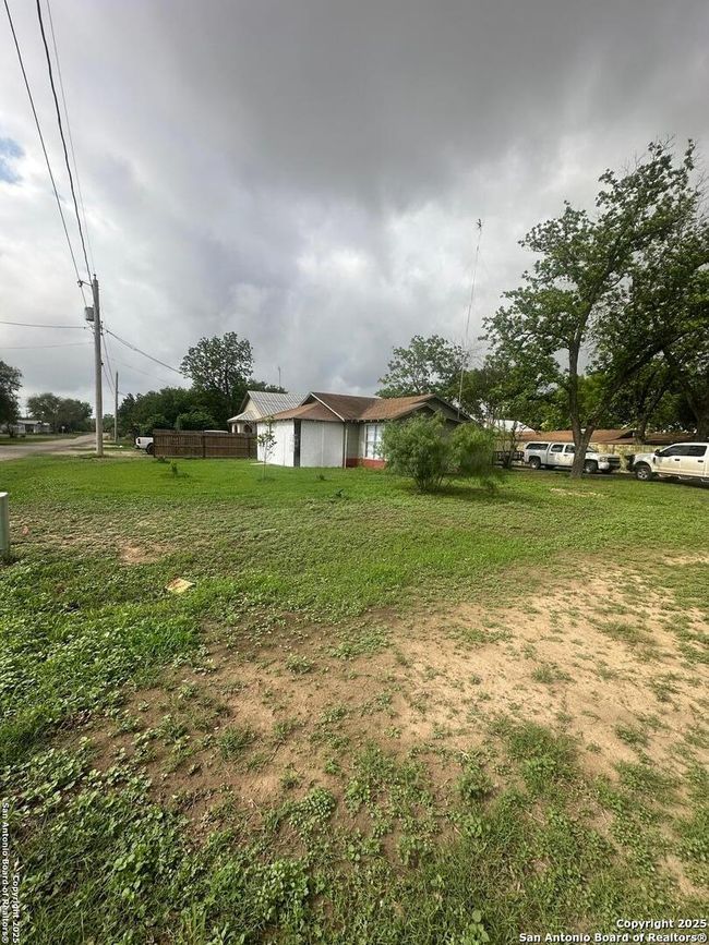 619 Pecan St, House other with 3 bedrooms, 1 bathrooms and null parking in Sabinal TX | Image 18
