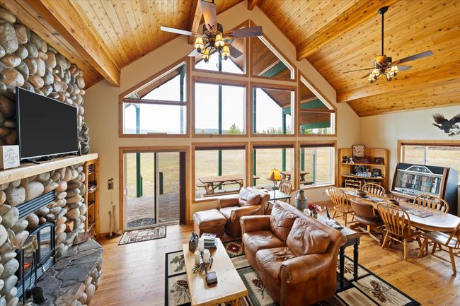 Main Cabin - Living Room | Image 19
