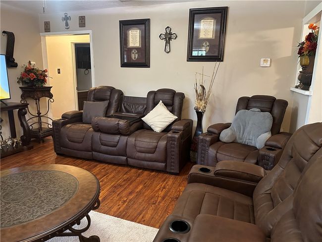 1411 Consuelo St, House other with 3 bedrooms, 1 bathrooms and 2 parking in Alice TX | Image 7