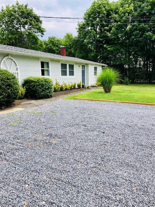 303 Old Town Rd, East Setauket, NY, 11733-2648 | Card Image
