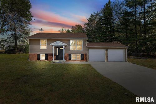 18658 Blackhawk Dr, Girard, IL, 62640-8000 | Card Image