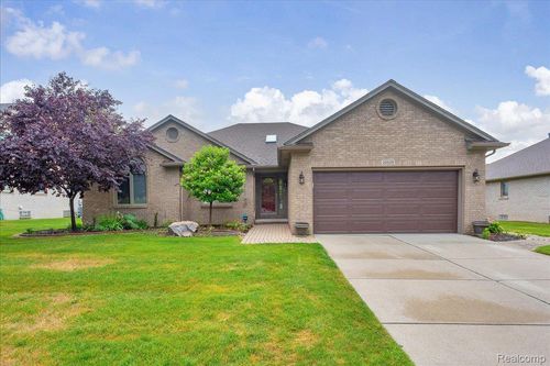 32529 Pine Ridge Dr, Warren, MI, 48093-1060 | Card Image