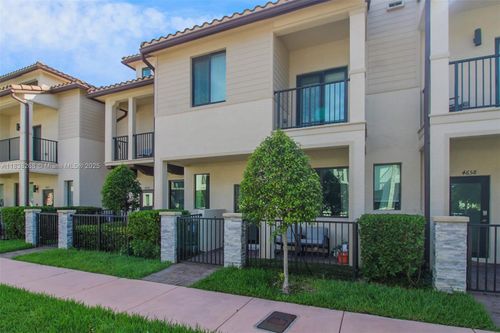 0-4656 Nw 83rd Path, Doral, FL, 33166-5396 | Card Image