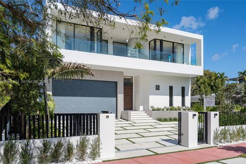 1045 W 47th Ct, Miami Beach, FL, 33140-2804 | Card Image