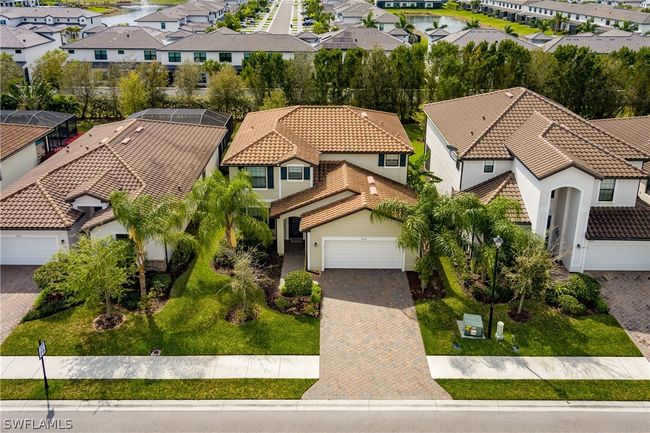 View of front facade featuring a front yard and a garage | Image 37