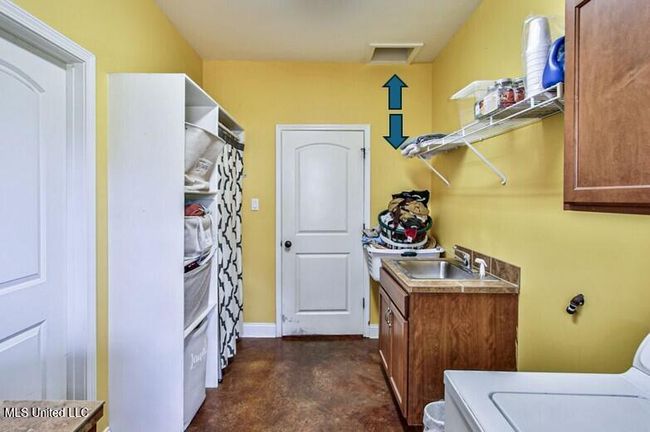 Laundry Room w Sink and Laundry Chute | Image 27