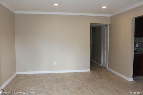 6198 Mayburn St, Dearborn Heights, MI, 48127-3211 | Card Image