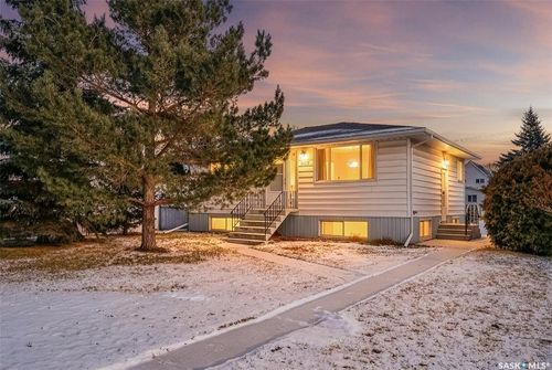 1125 8th Ave Nw, Moose Jaw, SK, S6H4G4 | Card Image