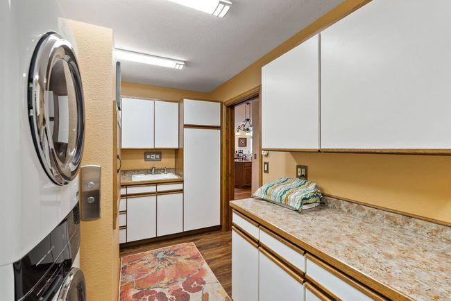 Upper Level - formica countertops | Image 39