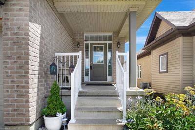 240 Watervale Cres, House other with 3 bedrooms, 3 bathrooms and 4 parking in Kitchener ON | Image 3