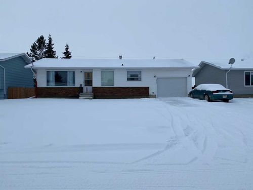 4632 54 Street, Home with 3 bedrooms, 3 bathrooms and 2 parking in Rycroft AB | Card Image