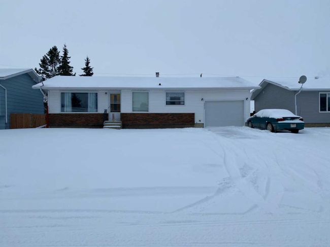 4632 54 Street, Home with 3 bedrooms, 3 bathrooms and 2 parking in Rycroft AB | Image 1