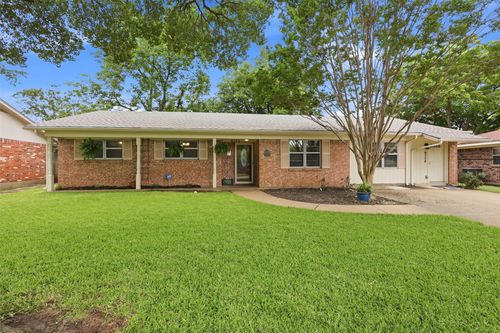 6104 Cliffside Dr, Edgecliff Village, TX, 76134-1818 | Card Image